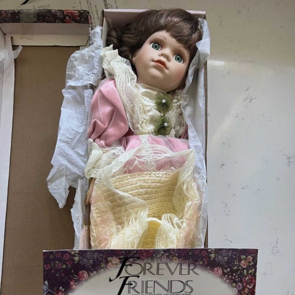 Porcelain dolls lot.